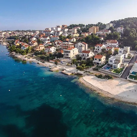 Beautiful In Okrug Gornji With Wifi