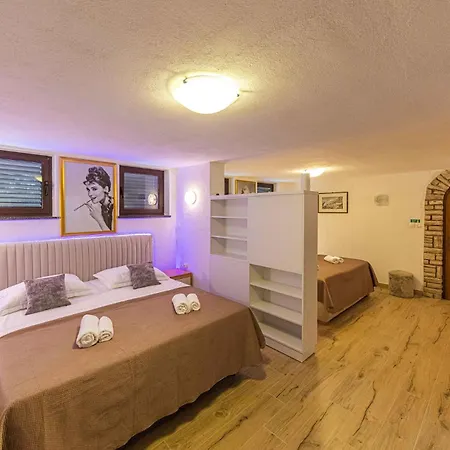 Beautiful In Okrug Gornji With Wifi Trogir