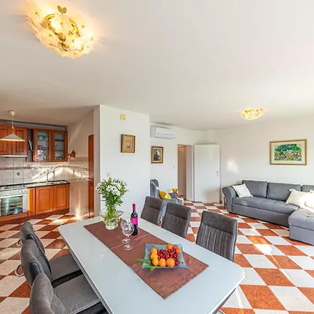 Beautiful In Okrug Gornji With Wifi Holiday home