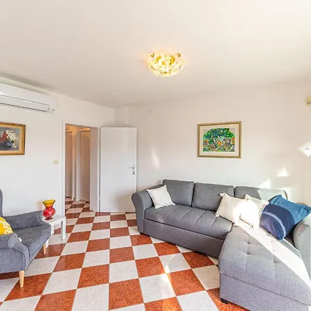 Beautiful In Okrug Gornji With Wifi Holiday home *
