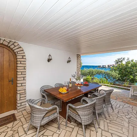 Holiday home Beautiful In Okrug Gornji With Wifi