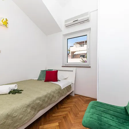 Holiday home Beautiful In Okrug Gornji With Wifi *