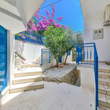 Holiday home Beautiful In Okrug Gornji With Wifi